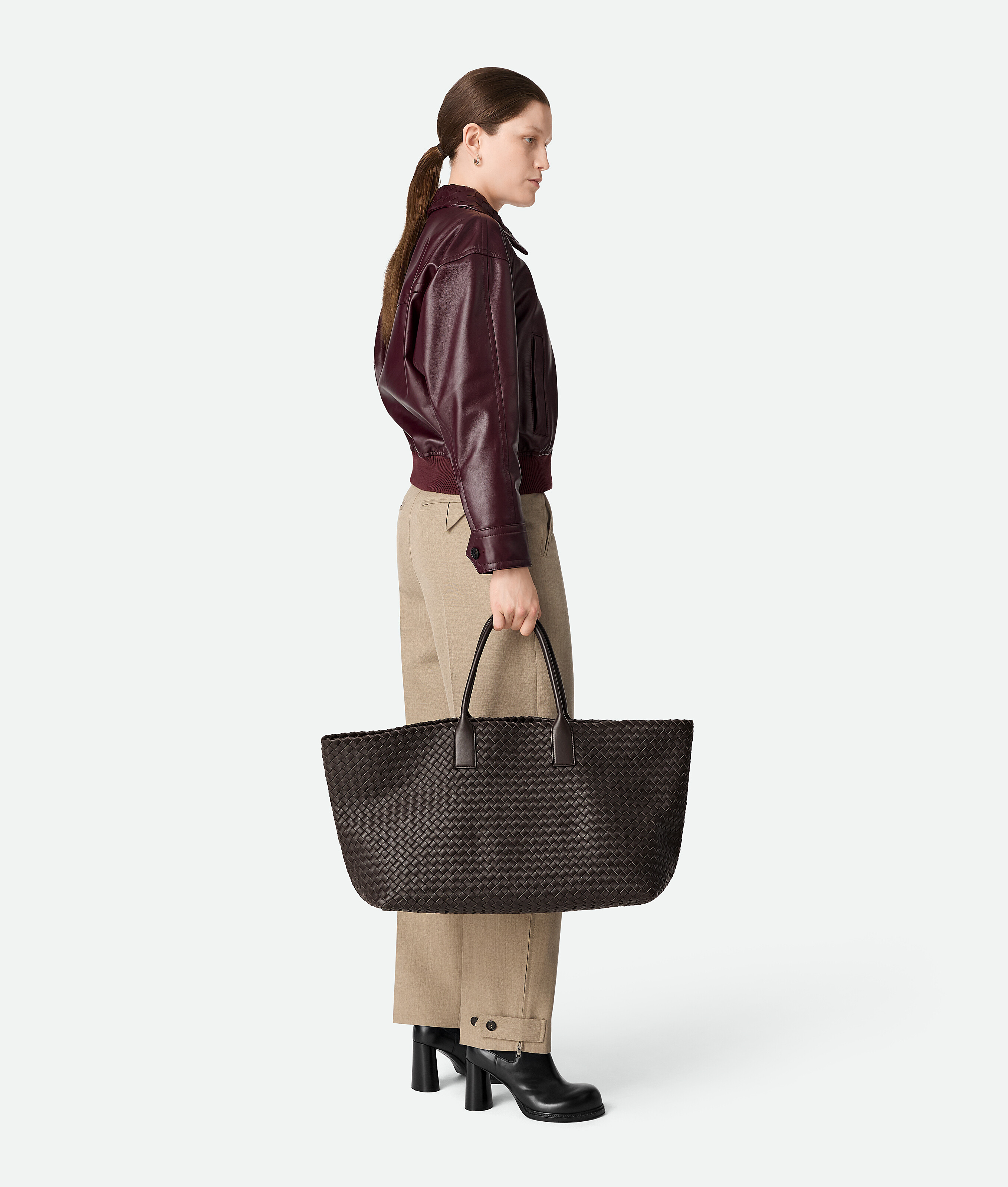 Bottega Veneta Cabat Grand Format In Brown