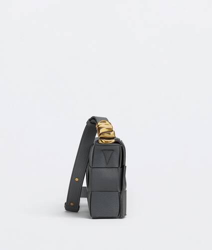 サンダーパデッド カセット| Bottega Veneta® 日本