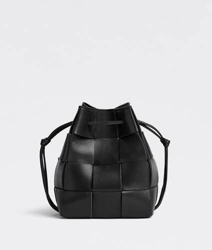 ブラックカセット ミニ クロスボディバケットバッグ| Bottega Veneta® 日本