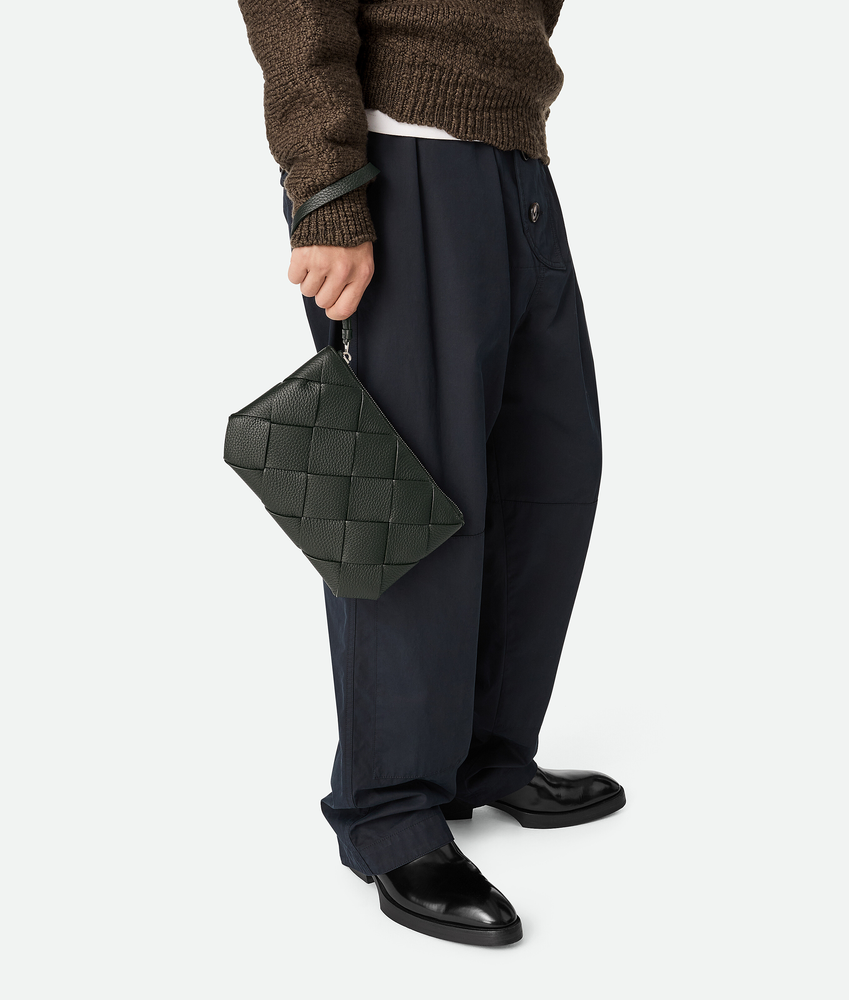 Bottega Veneta Mittelgrosse Diago Pouch In Dark Green
