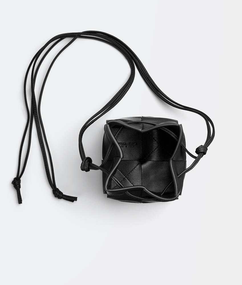 ブラックカセット ミニ クロスボディバケットバッグ| Bottega Veneta® 日本