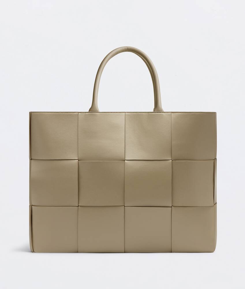 ノートパソコンが入るおすすめのレディース通勤バッグを扱うハイブランドのバッグはBOTTEGA VENETAのトートバッグ620623VB1K01511