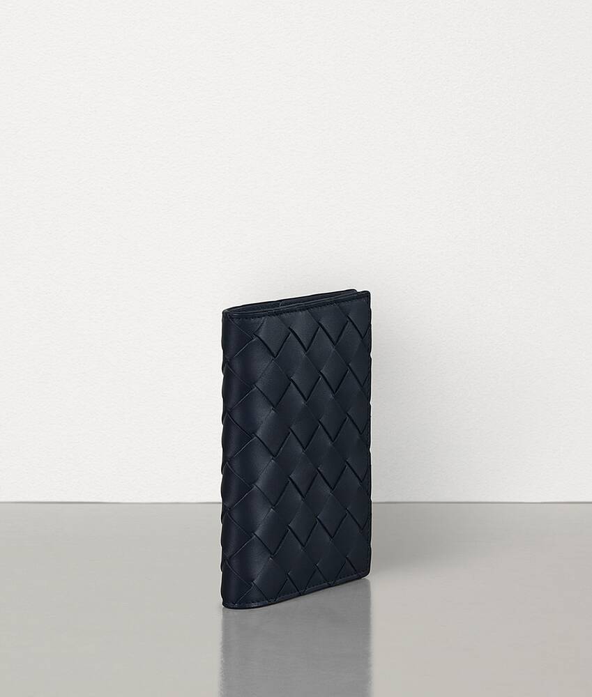 Men's Passport Holder in Midnight blue Bottega Veneta Saudi Arabia EN - Image 2