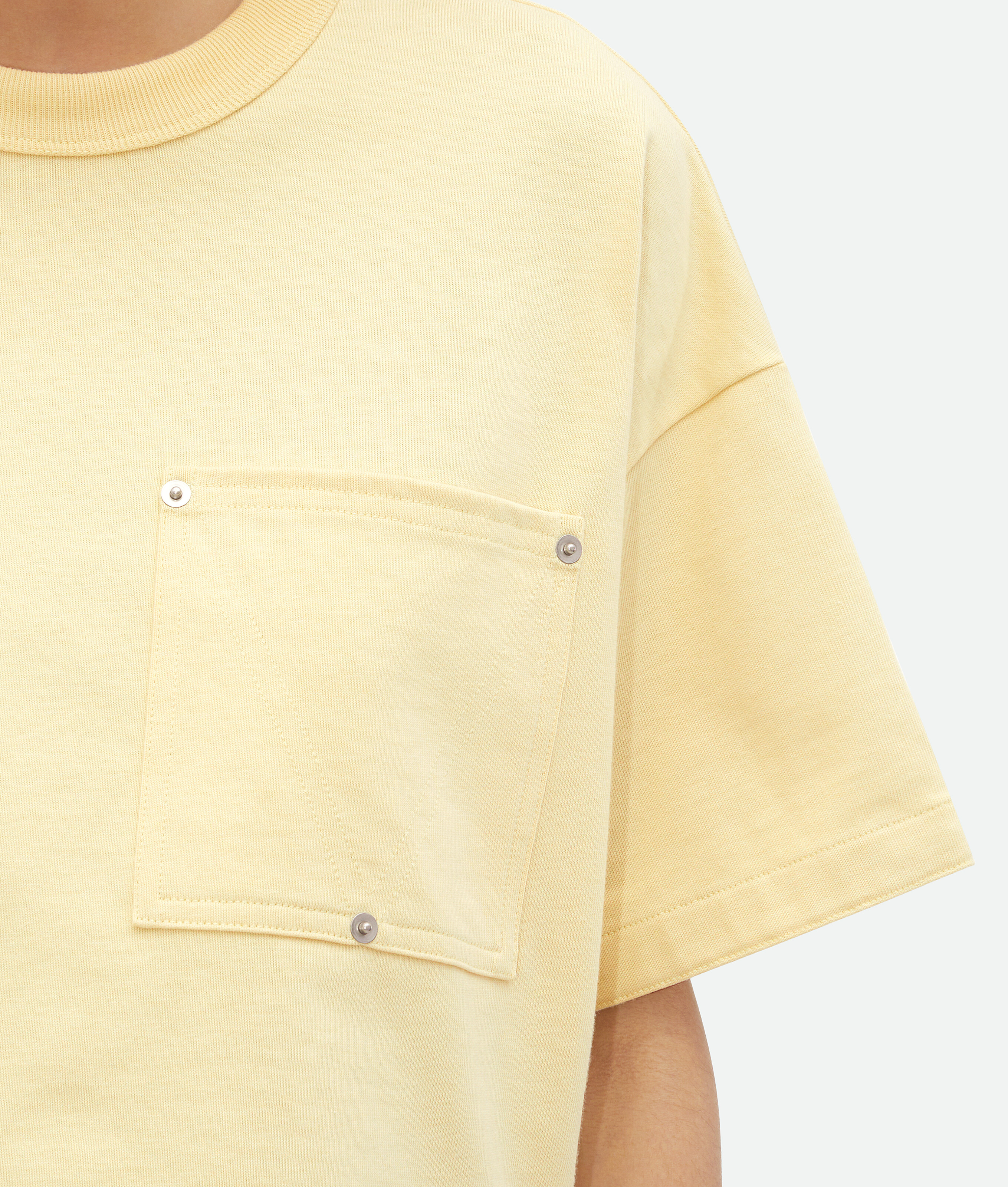 Shop Bottega Veneta Cropped T-shirt Aus Jersey Mit V-tasche In Yellow