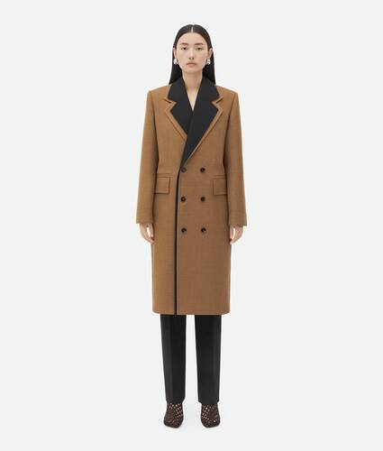 Curved Sleeves Wool Coat With Contrasting Collar
