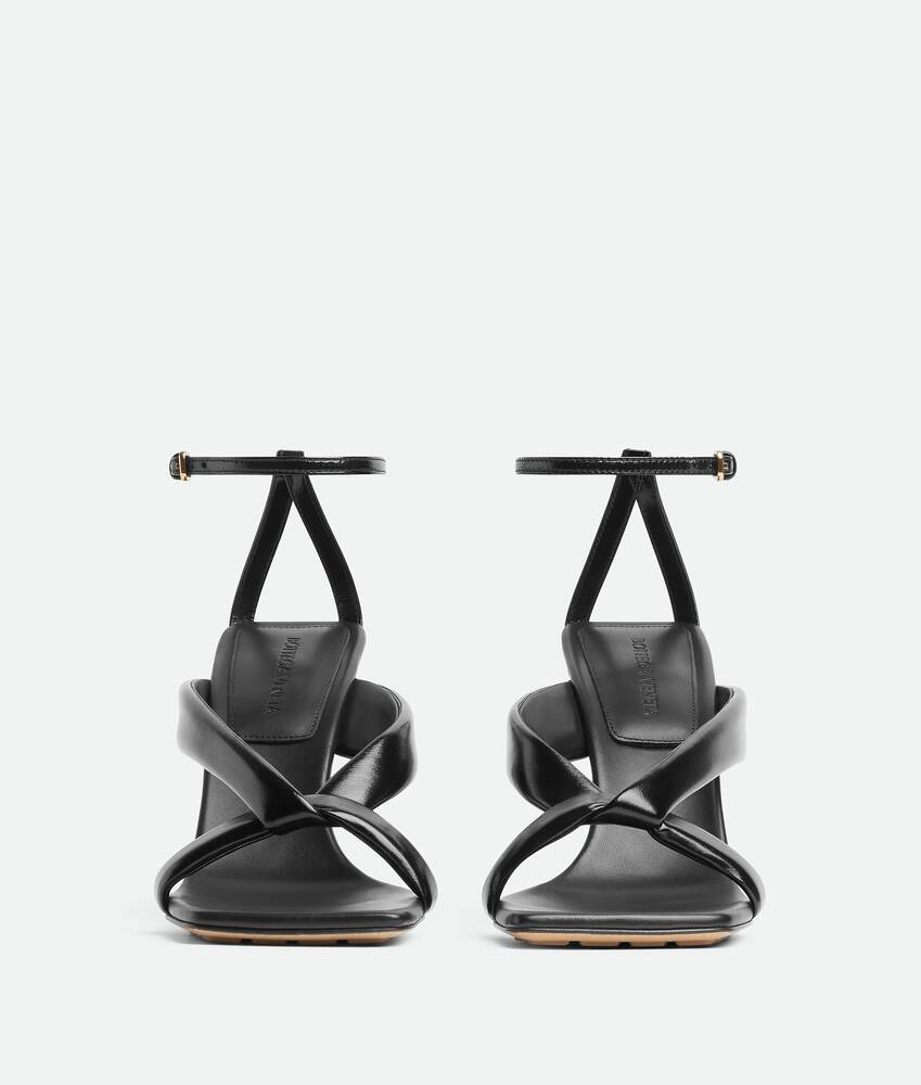 BOTTEGA VENETA ブラック ストラップ サンダル eCom-843956V3H901000_A.jpg?v=1