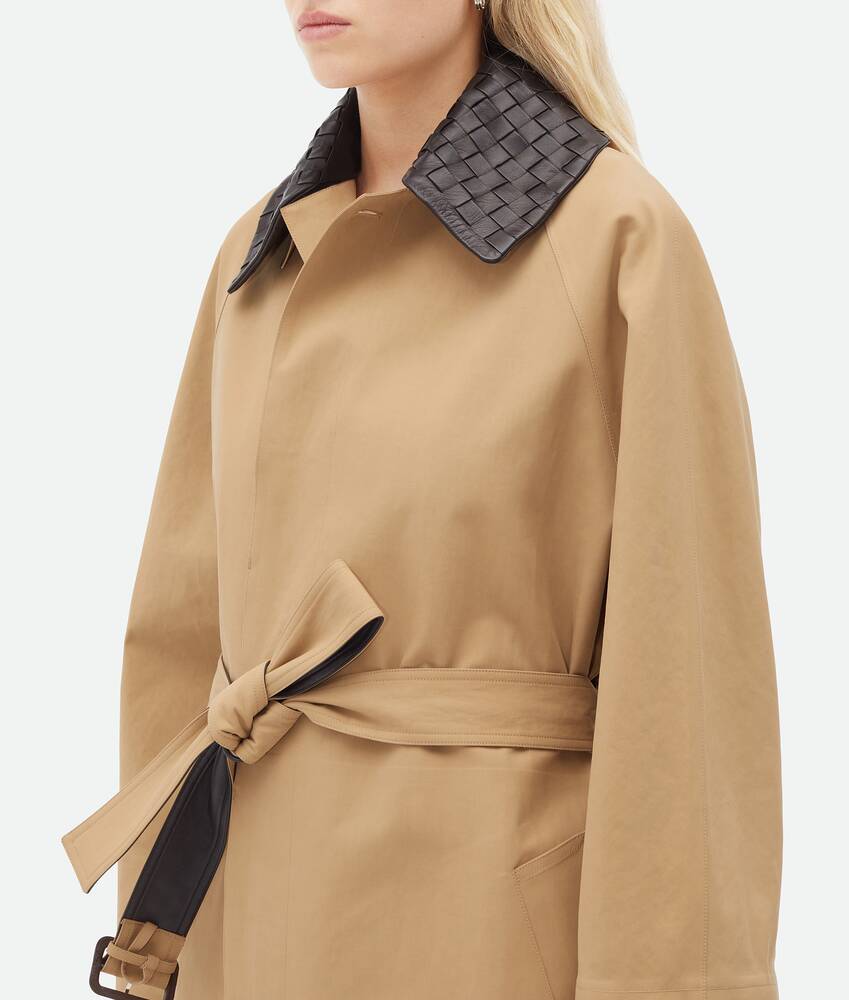 I trench di tendenza per la prossima Primavera 2024 71 Visualizza una versione più grande dell’immagine del prodotto 5 - Trench in cotone con collo Intrecciato