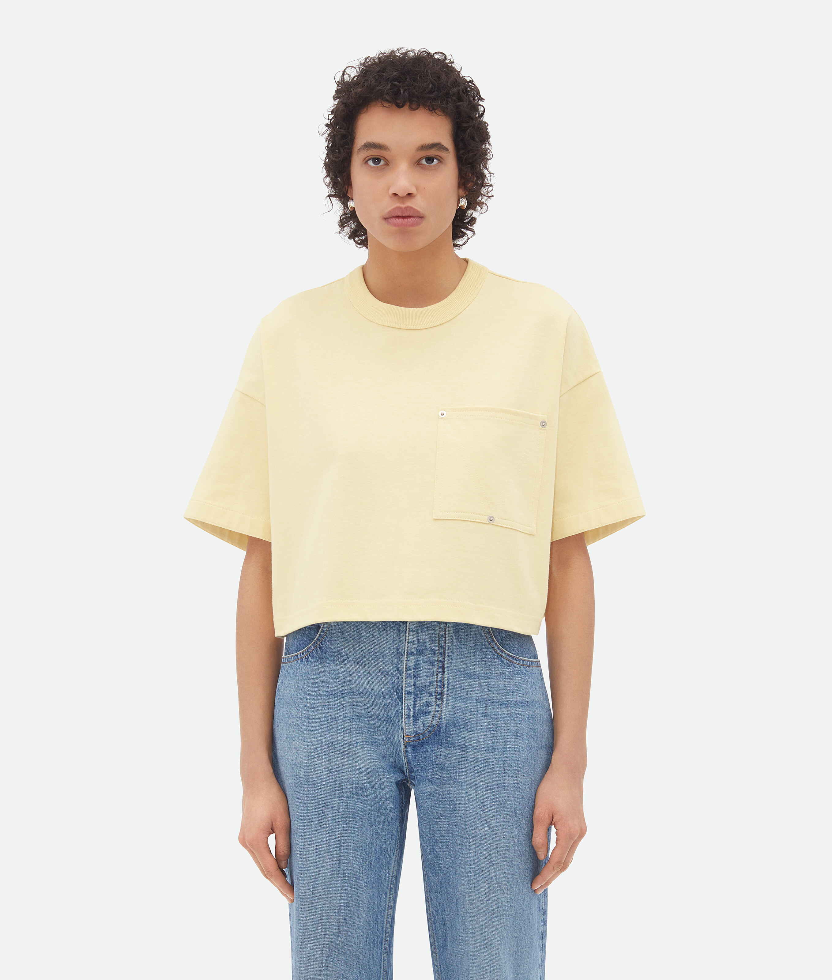 Shop Bottega Veneta Cropped T-shirt Aus Jersey Mit V-tasche In Yellow