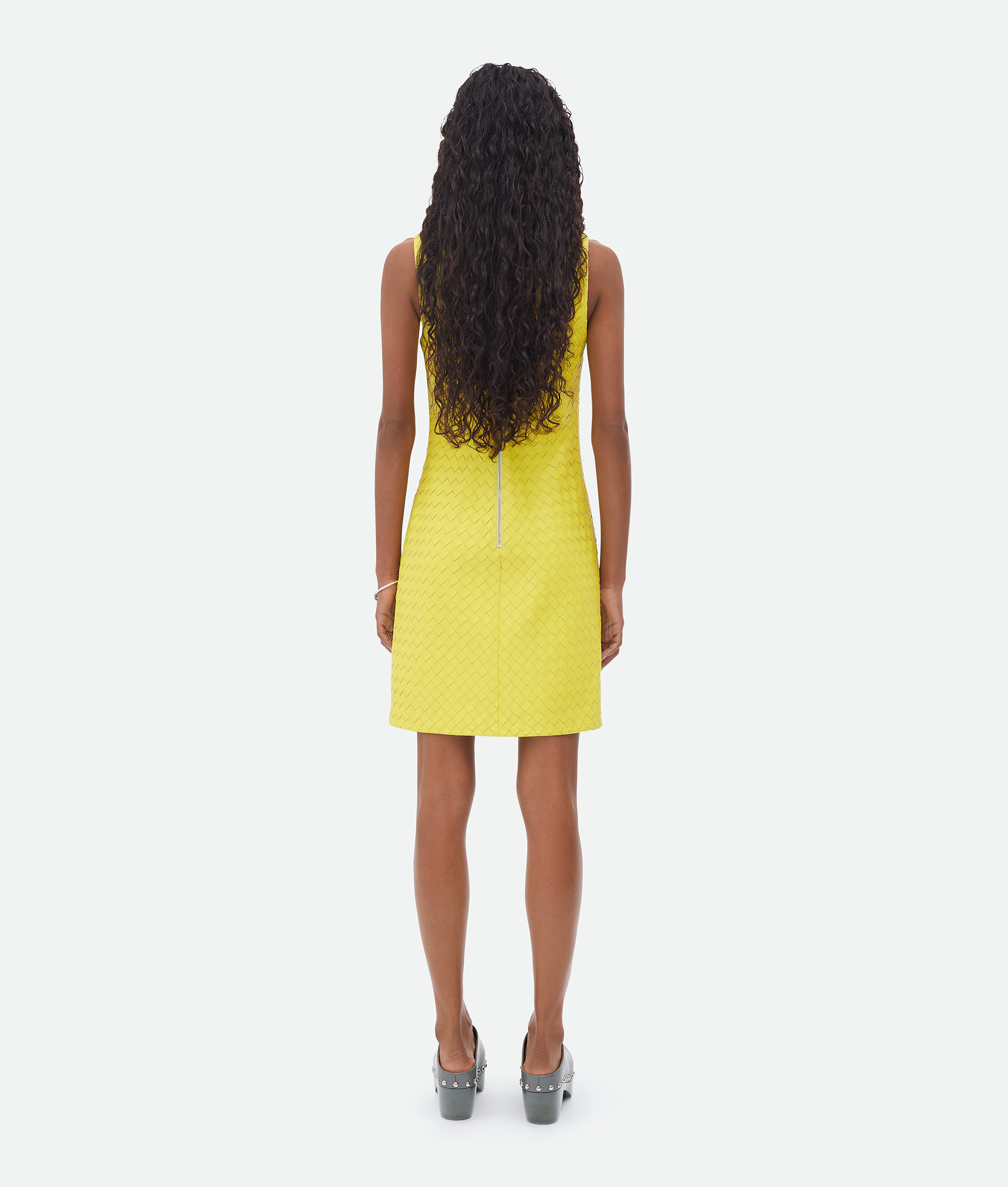 Shop Bottega Veneta Kleid Aus Leder Mit Intrecciato-motiv In Yellow