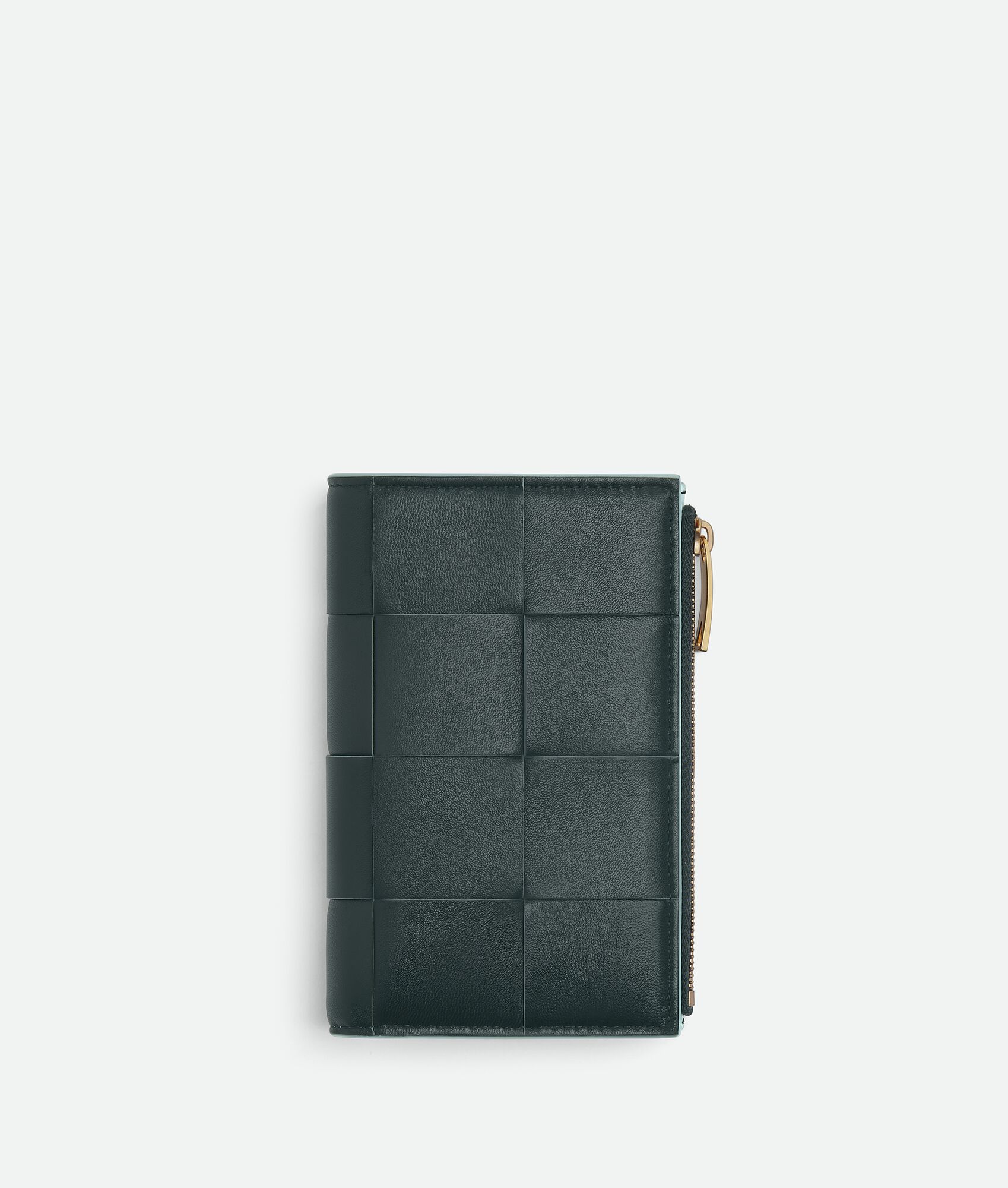 40代女性におすすめなセンスのいいレディース財布は、ボッテガ・ヴェネタのミディアム カセット 二つ折りファスナーウォレット