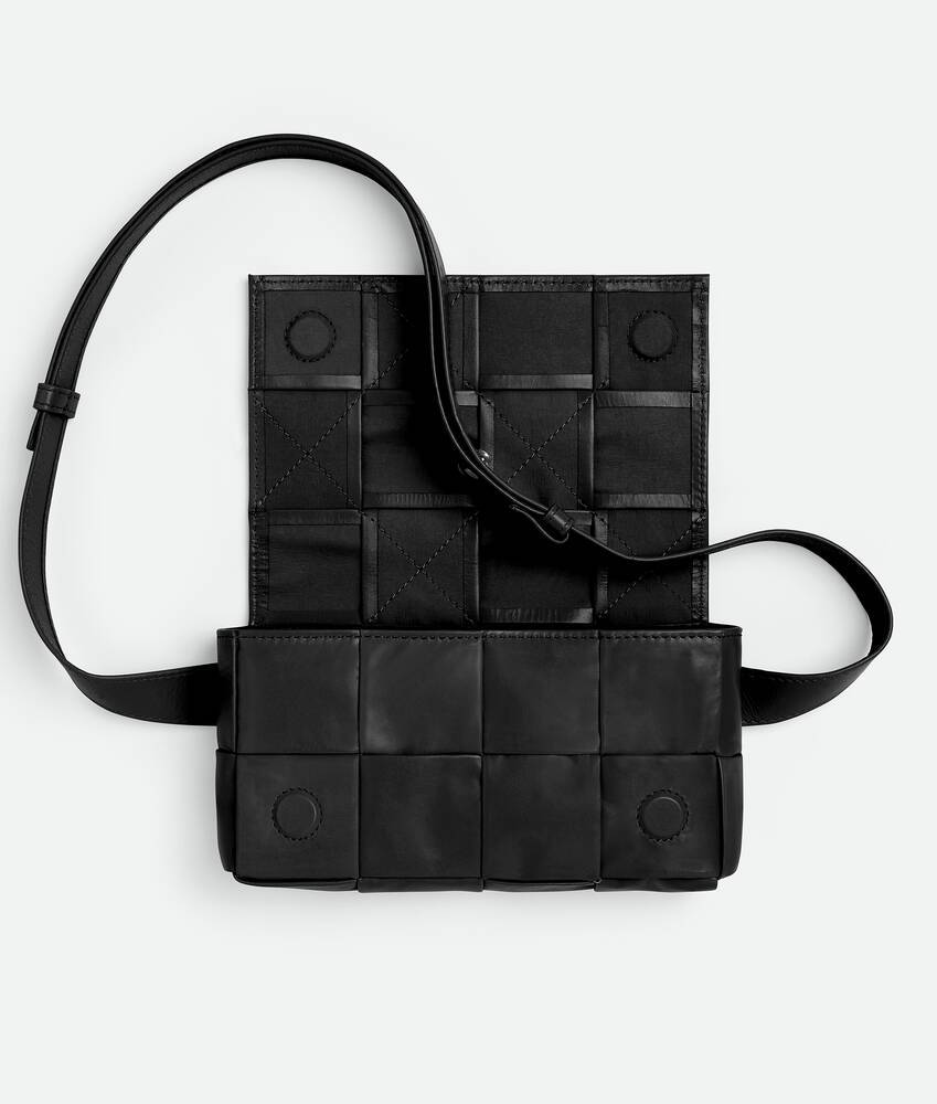 ブラックカセット ベルトバッグ| Bottega Veneta® 日本