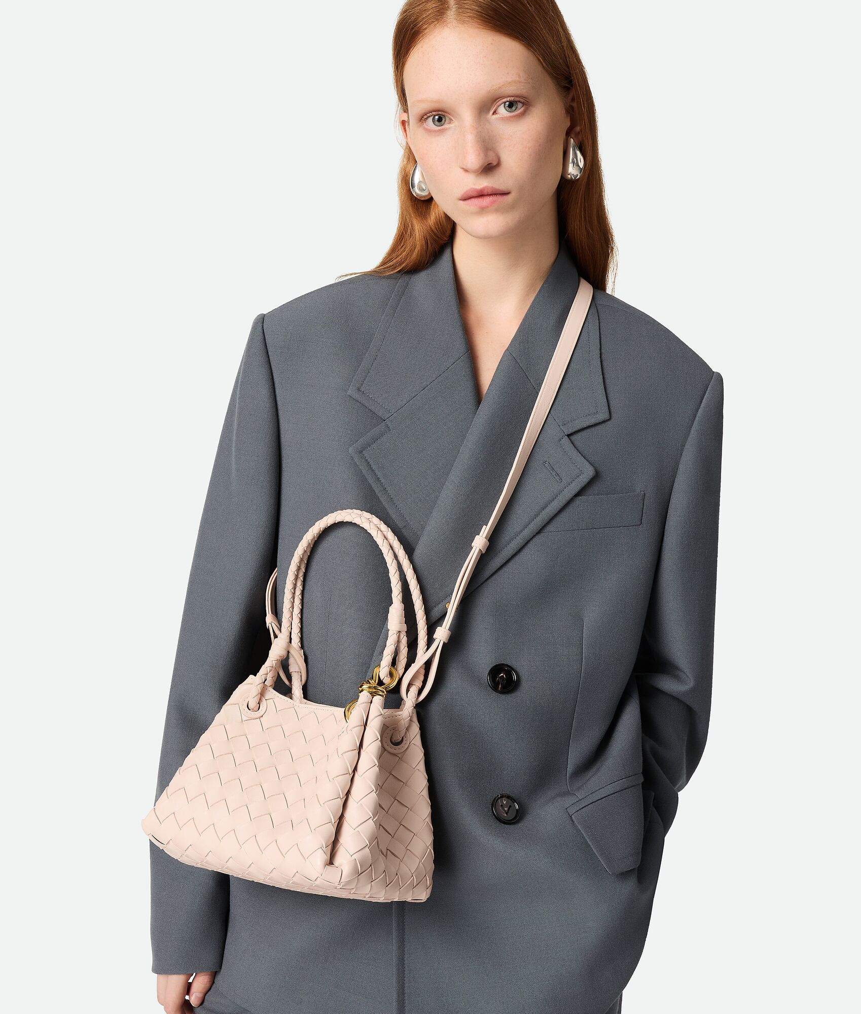 50代の女性に人気のレディース斜めがけショルダーバッグブランドおすすめ｜BOTTEGA VENETA（ボッテガ・ヴェネタ）