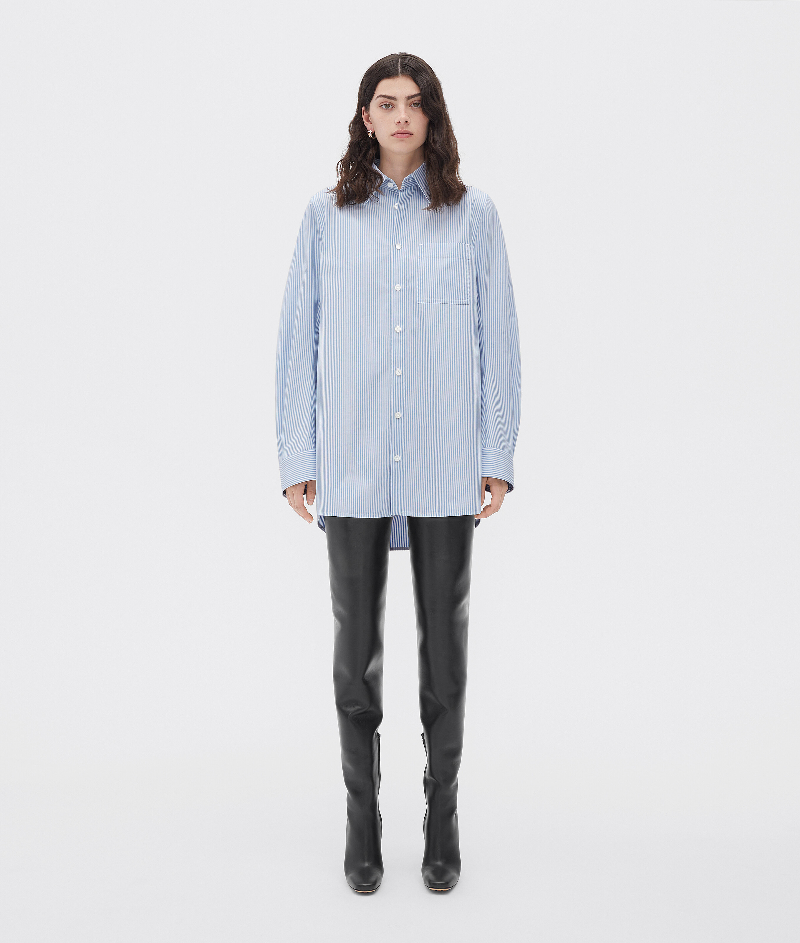 Shop Bottega Veneta Gestreiftes Hemd Aus Kompakter Baumwolle Mit Geschwungenem Rücken In Blue