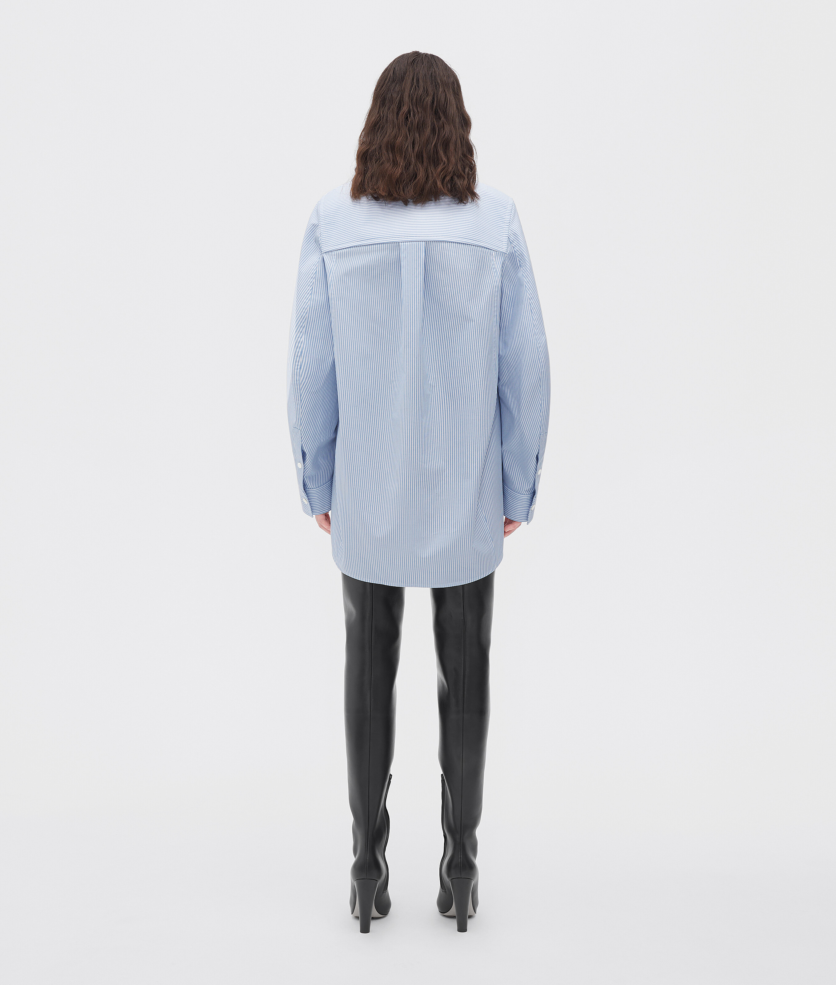 Shop Bottega Veneta Gestreiftes Hemd Aus Kompakter Baumwolle Mit Geschwungenem Rücken In Blue