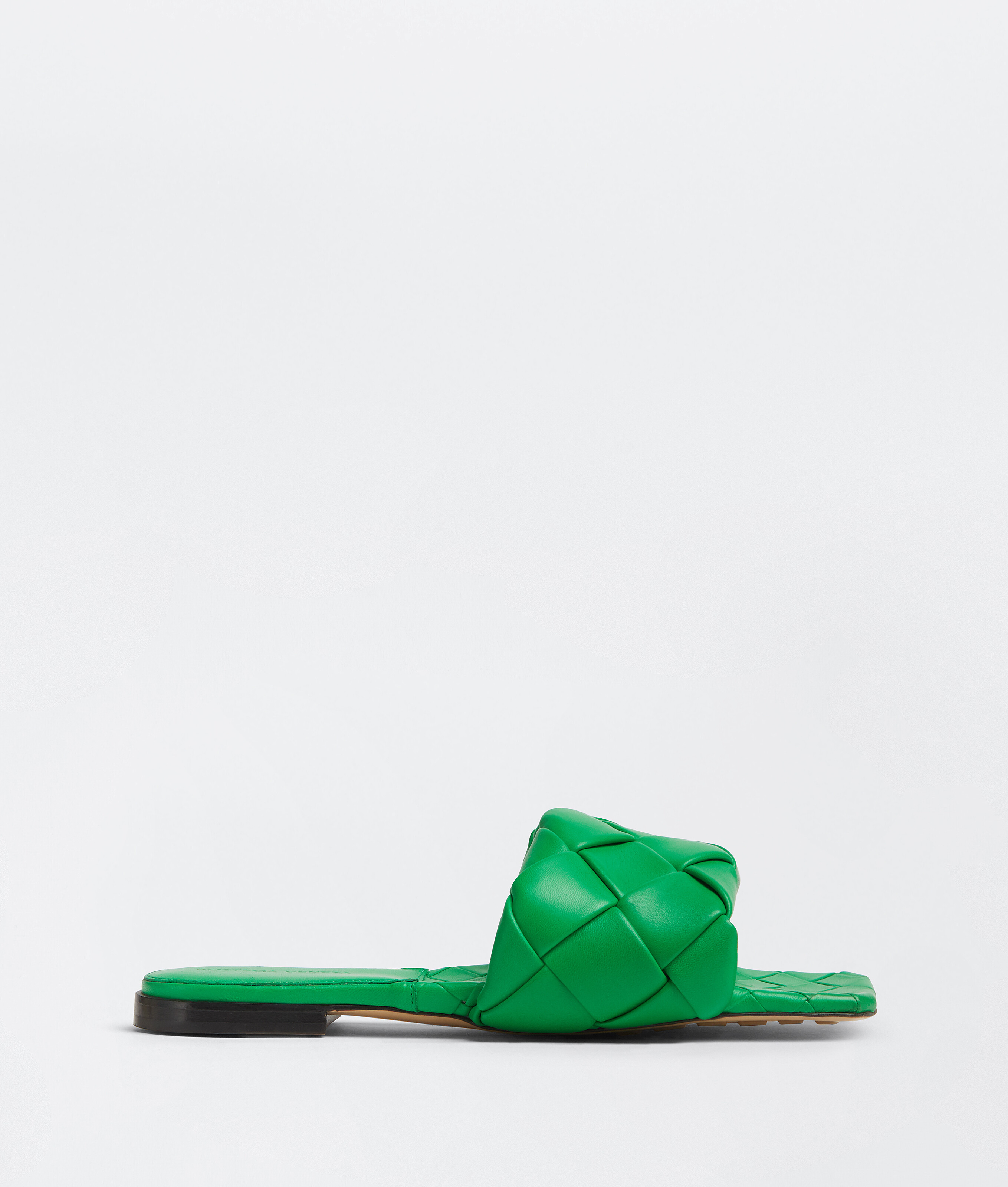 mil millones embudo Adelante Bottega Veneta® Women's Lido Flat Sandal in Grass. Shop online now.