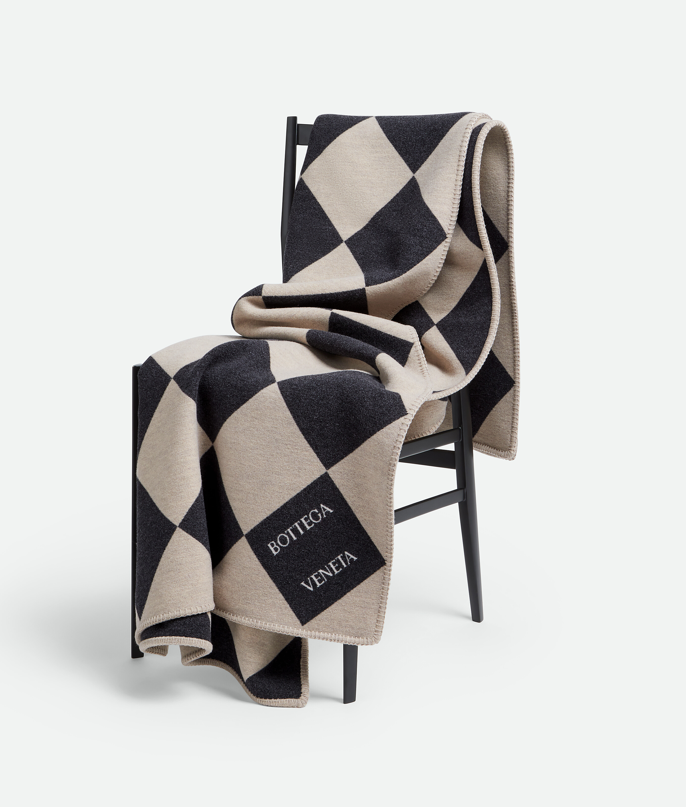 Bottega Veneta Karierte Jacquard-decke In Greige/grey