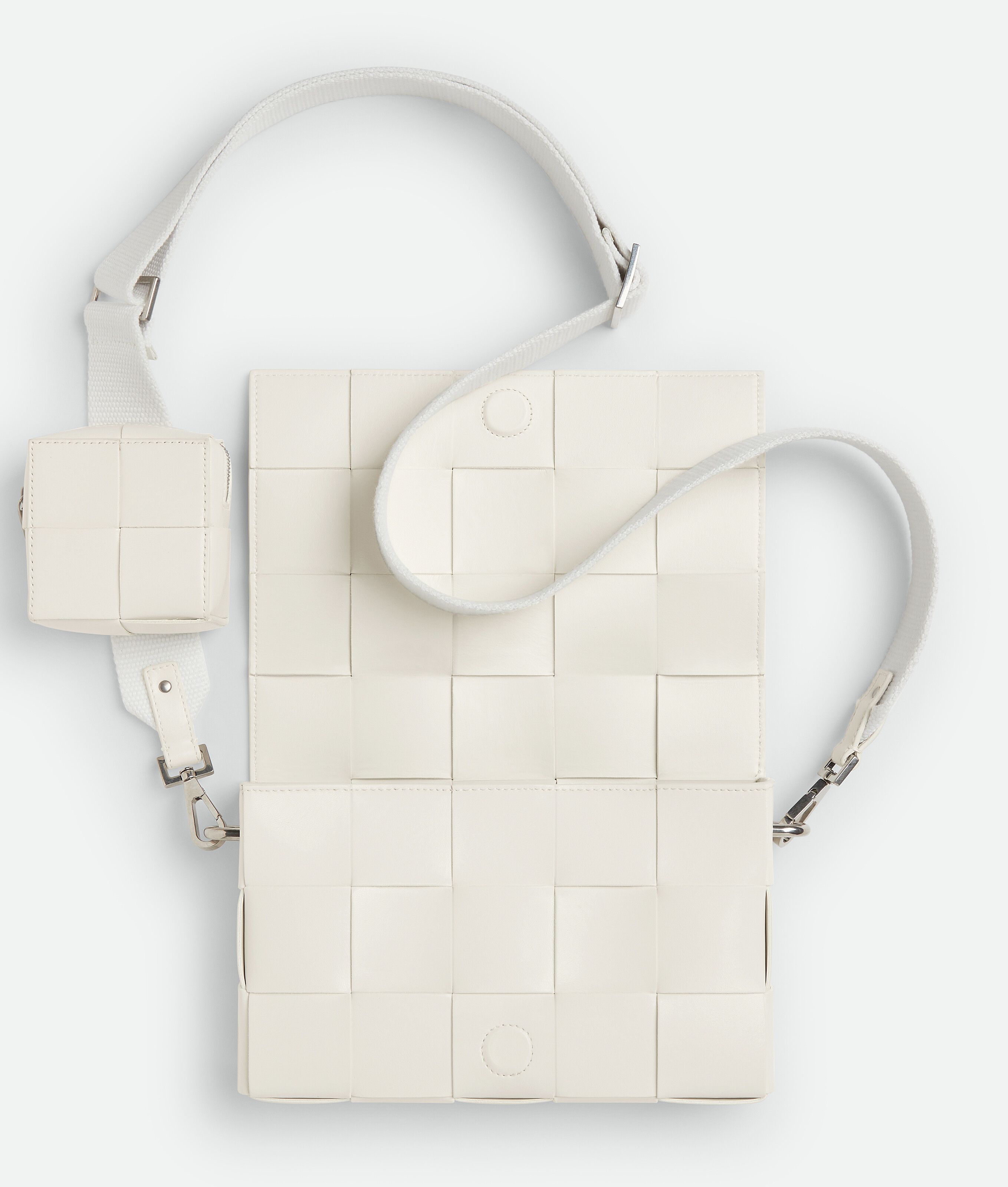 Shop Bottega Veneta Cassette Mit Vielseitigem Riemen In White