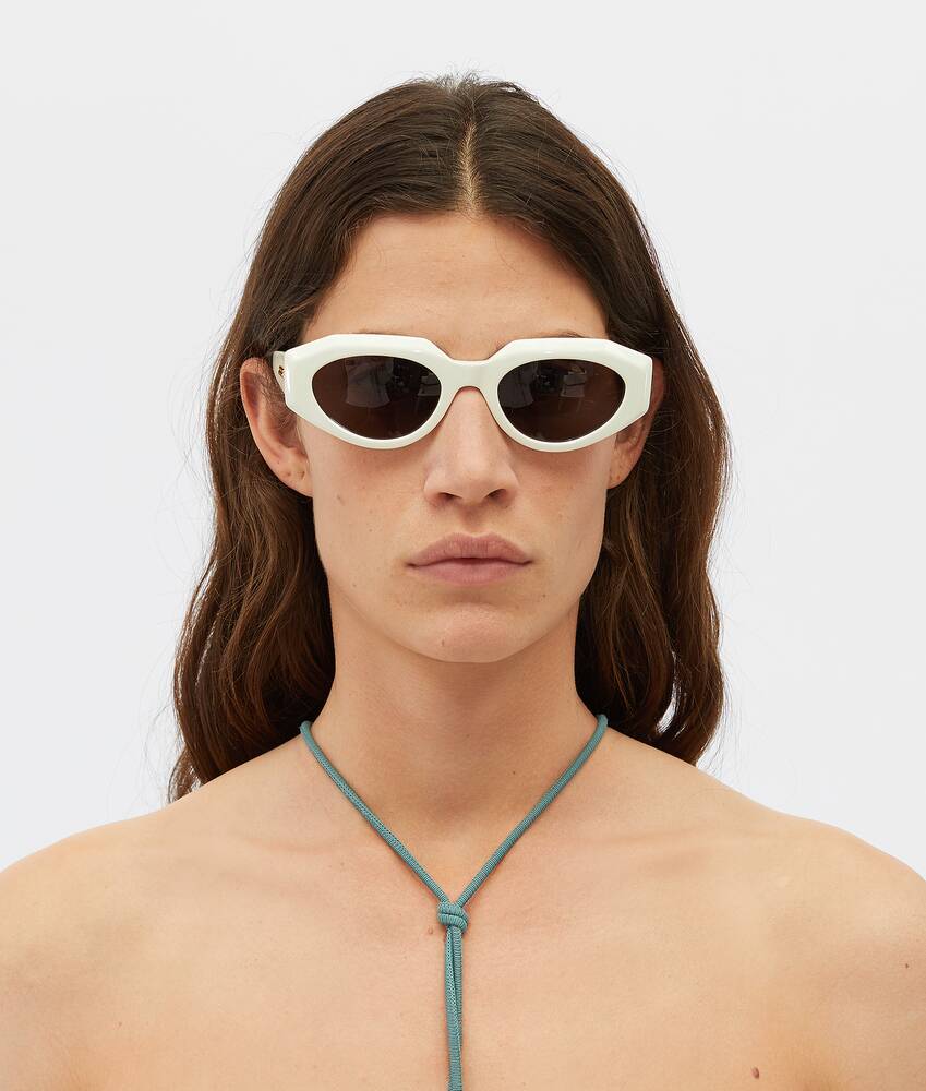 Sunglasses in Ivory grey Bottega Veneta Sweden EN - Image 2