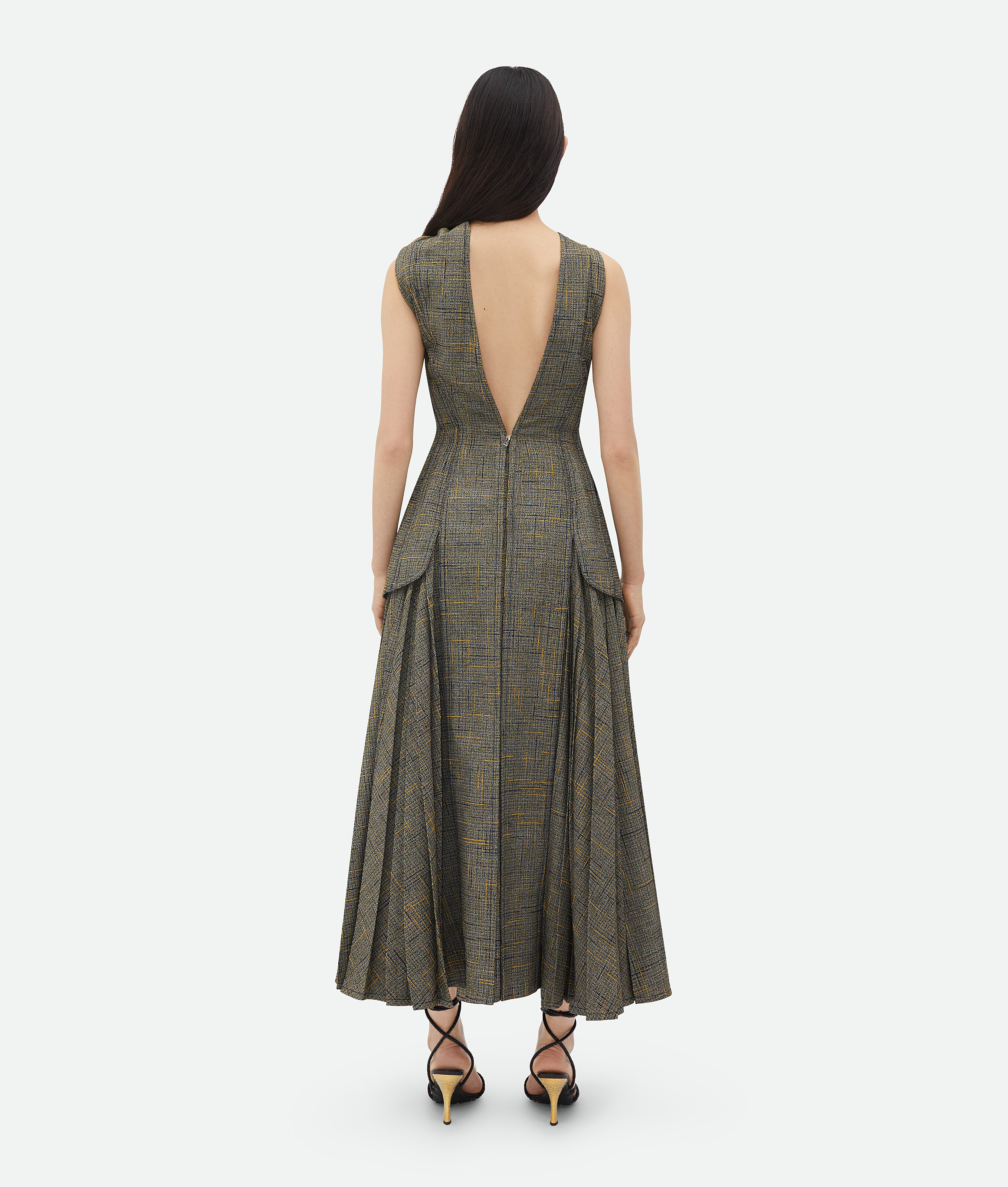 Shop Bottega Veneta Langes Überkreuztes Kleid Aus Viskose Und Seide Mit Knotendetail In Grey