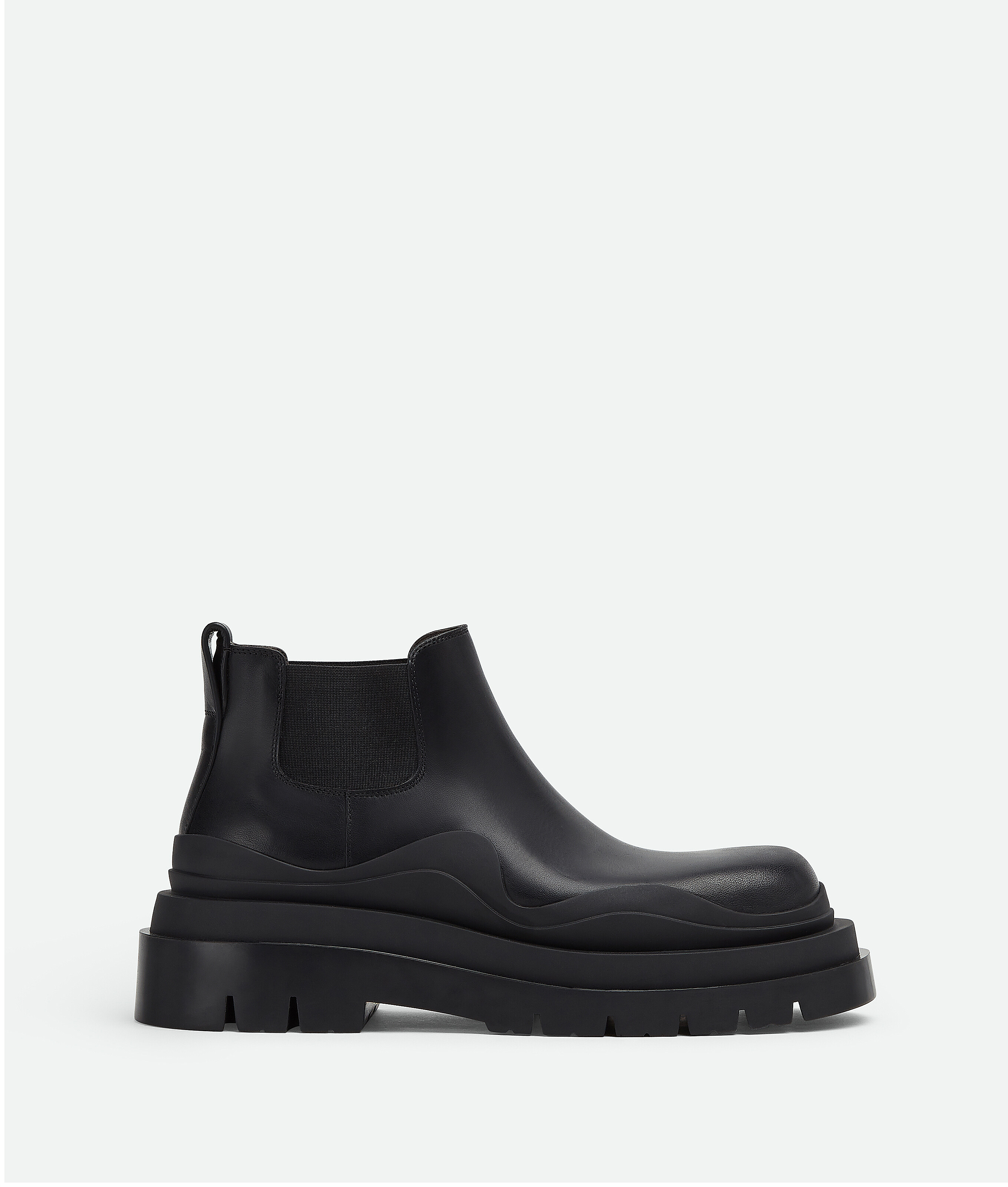 ブラックタイヤ アンクル チェルシーブーツ| Bottega Veneta® 日本 ブラックタイヤ アンクル チェルシーブーツ| Bottega Veneta® 日本