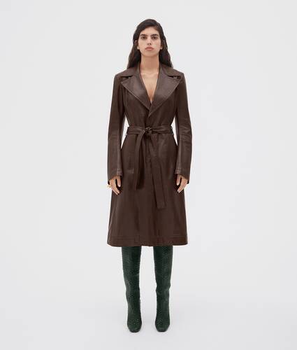 mantel aus glänzendem leder mit gürtel