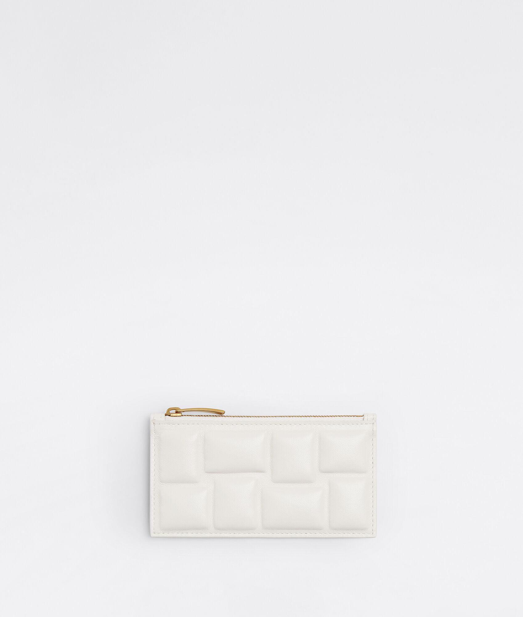 BOTTEGA VENETAのファスナー付きカードケース(パッド入りカーフレザー)色: チョーク