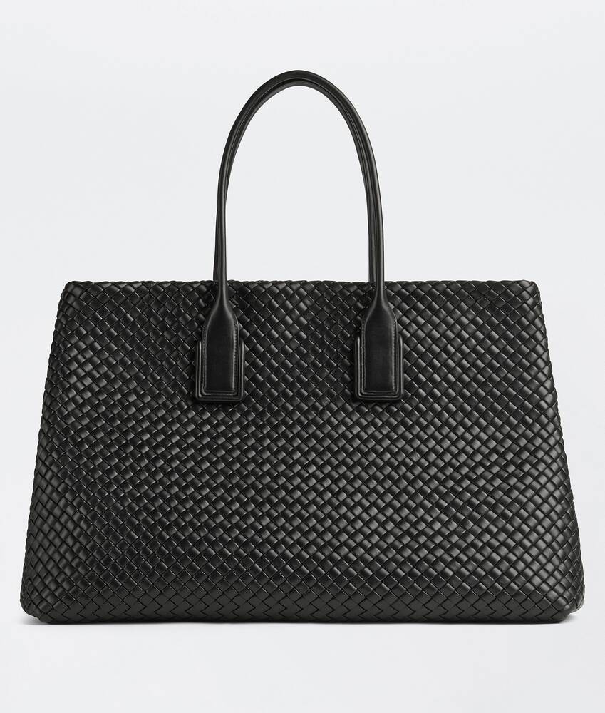 30代女性におすすめのワンランク上の高級ブランドのバッグはBOTTEGA VENETAのスナップ