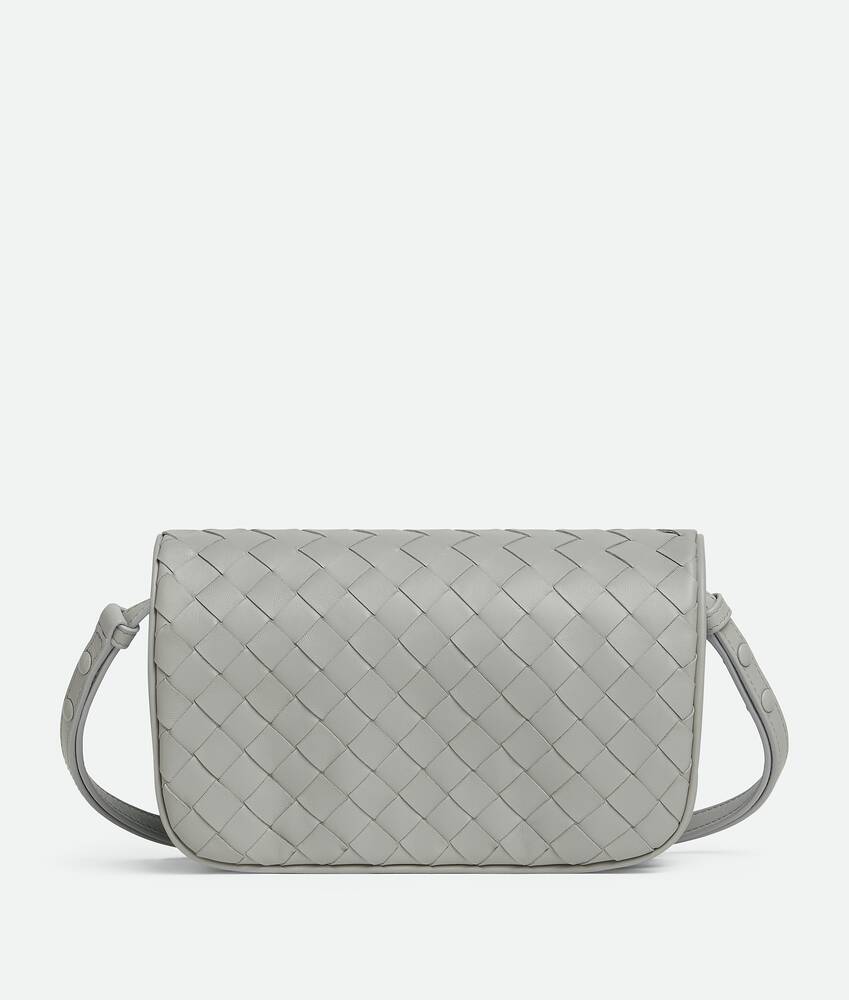 Bottega Veneta Intrecciato Puff Pouch mit Riemen fur Damen in Sterling zenith. Shop online now