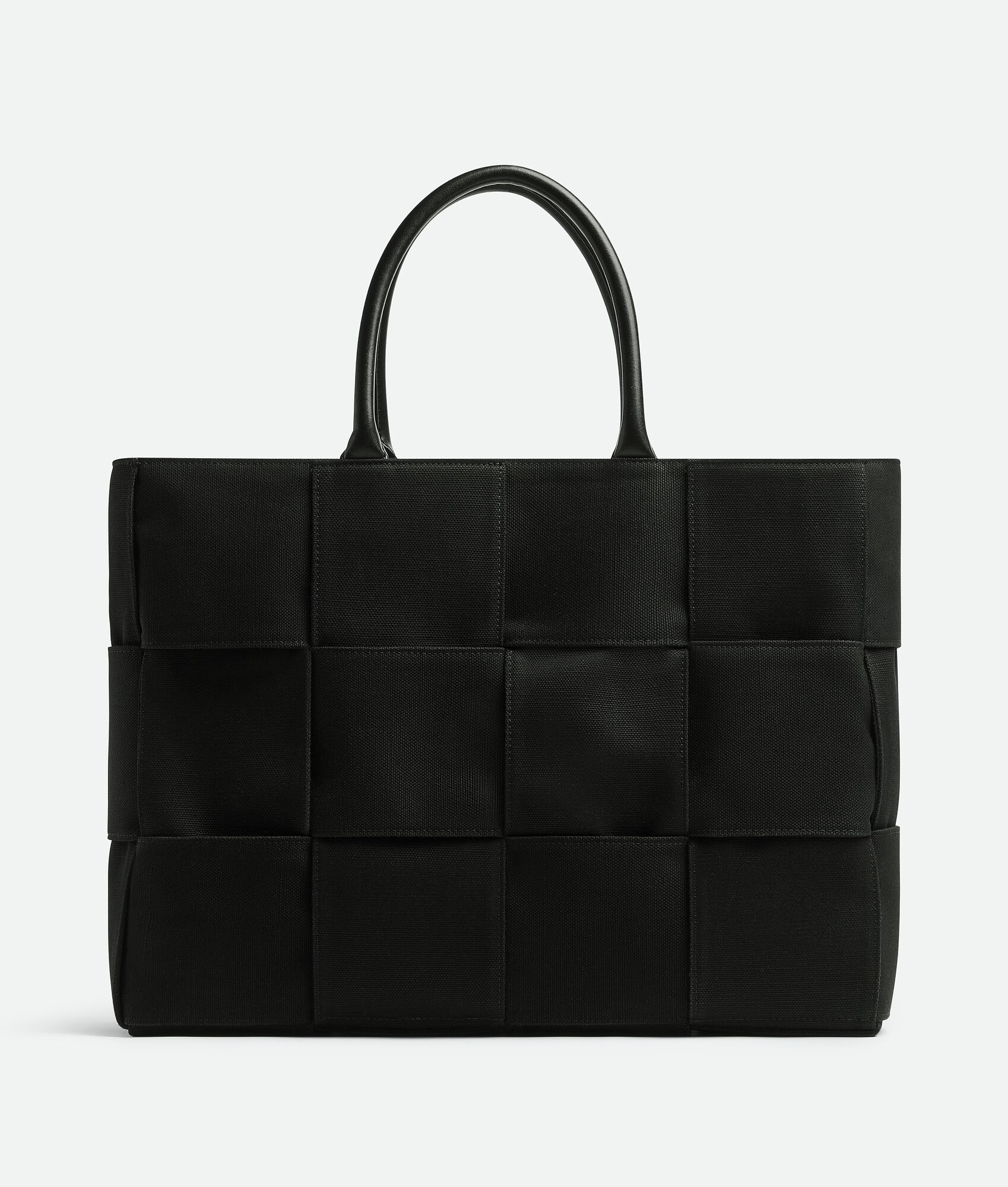 Bottega Veneta® Large Arco Tote Bag in Black. Shop online now.