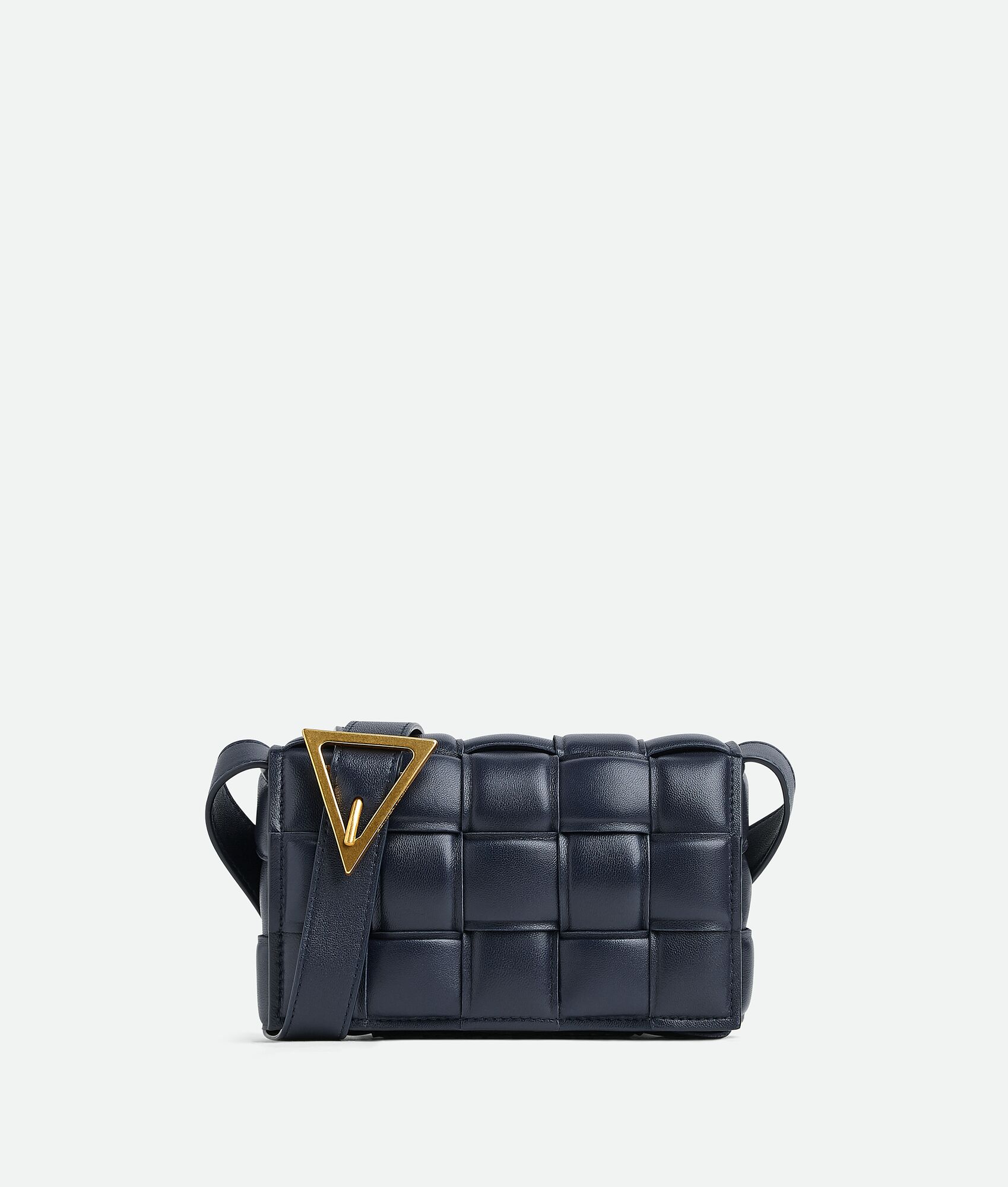 50代女性の普段使いにおすすめなカジュアルに使えるハイブランドバッグは、ボッテガ・ヴェネタのスモール パデッド カセット